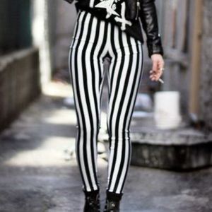 Black and white stripped leggings